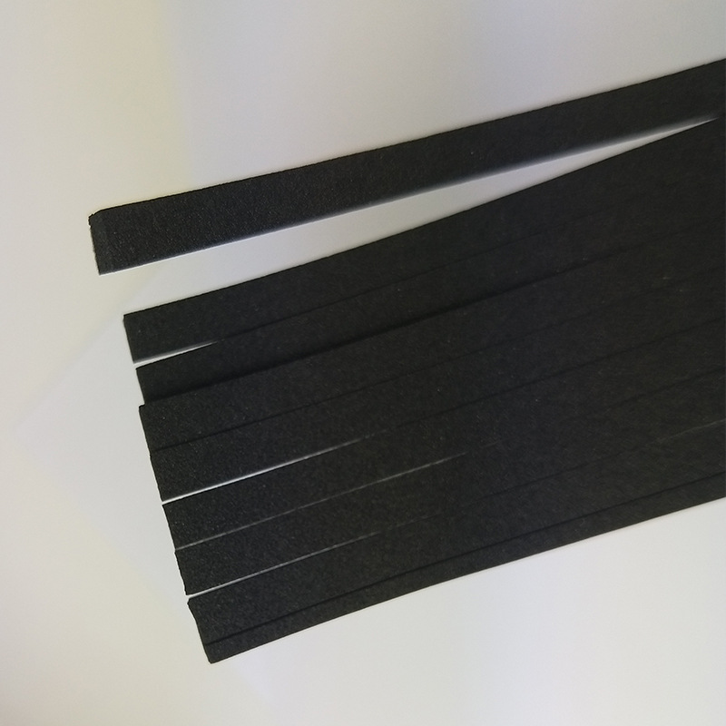 A gyár fekete EPDM habot, égésgátló ragasztóhabot szállít, a lengéscsillapító és a tömítő hab vágható