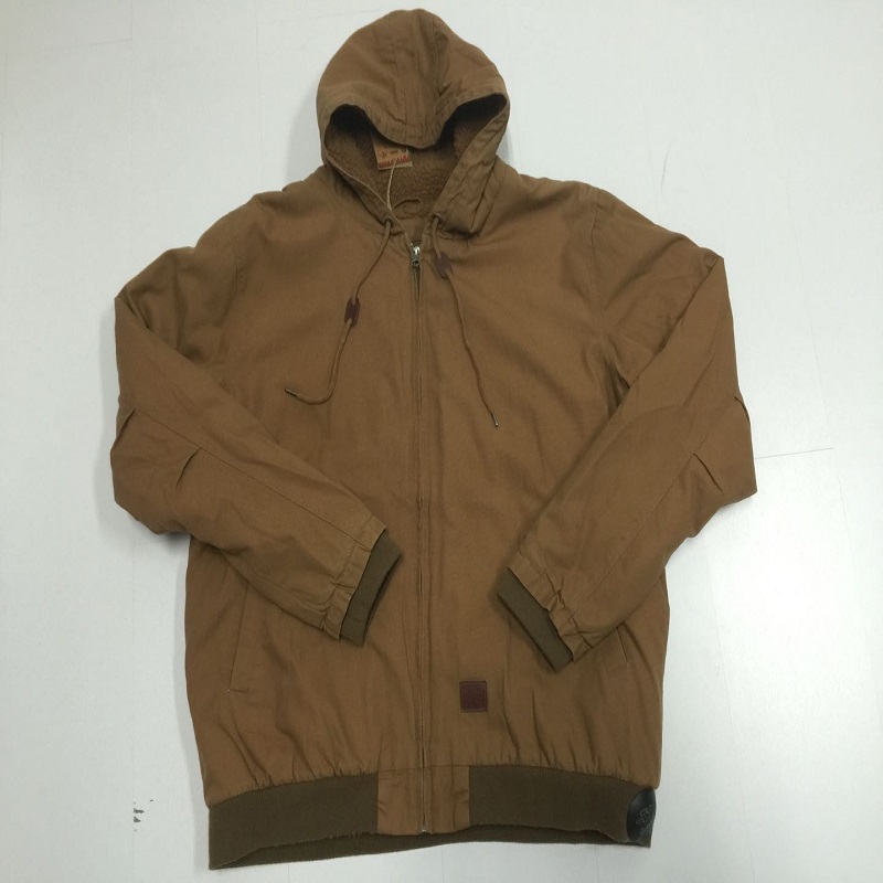 Jake-et párnázó férfiak