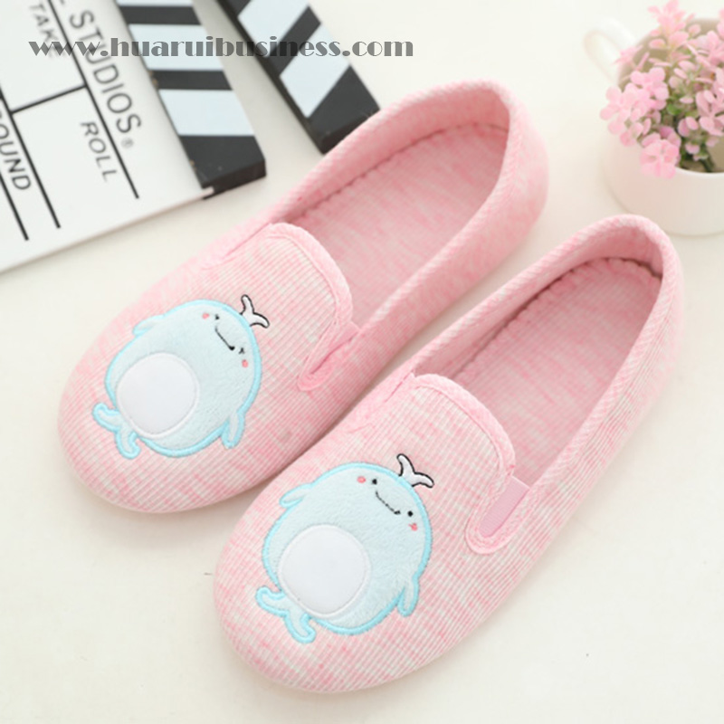 Mikrofiber házi papucs, beltéri papucs, pantofle, pontoufle, appleque hímző bálnamedve