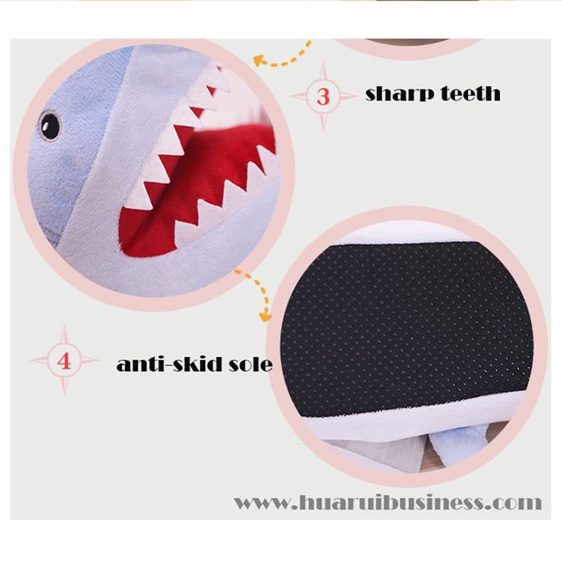 Puha cápacipő, csúszásgátló nyelvvel, pp habbal töltve.