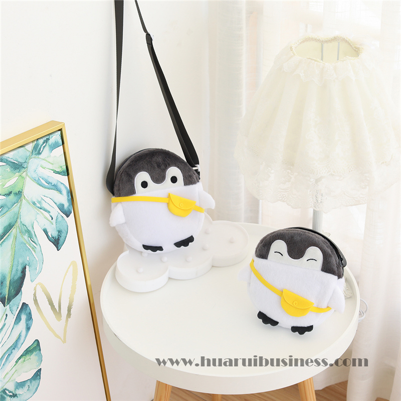 Lágy, kis pingvin válltáska.