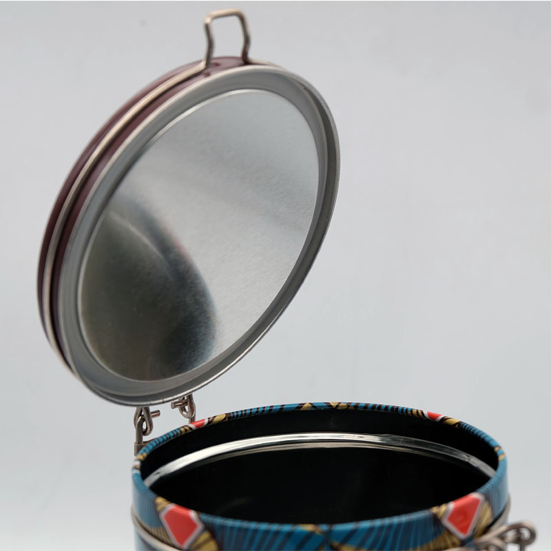 teás bádogdoboz légmentesen lezárva