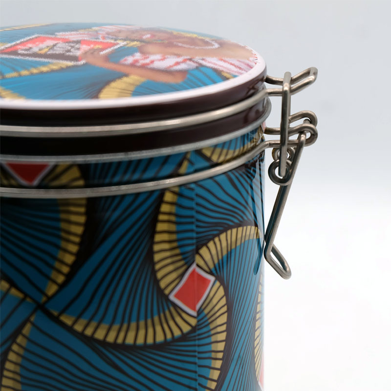 teás bádogdoboz légmentesen lezárva