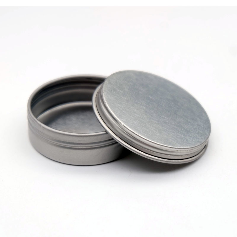 Műanyag, parfüm, orvosság, vakolat, egy kis konzervdoboz.