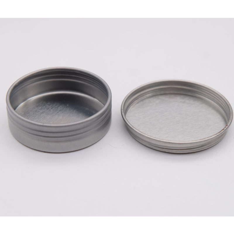 Műanyag, parfüm, orvosság, vakolat, egy kis konzervdoboz.