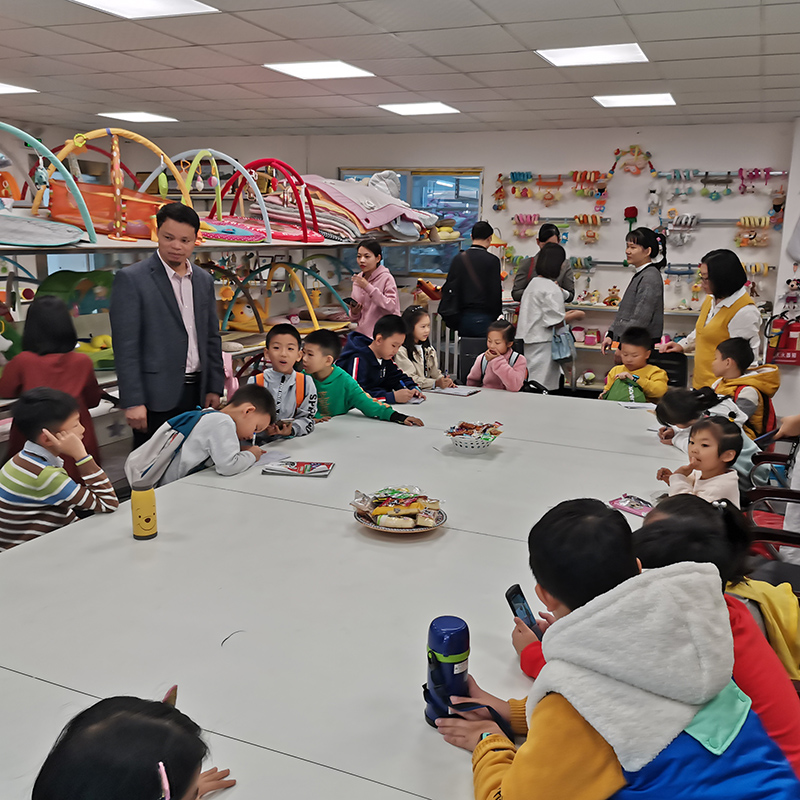 Toona Baba plüssjátékszerek gyerekeknek való kiképzése