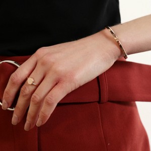 Rozsdamentes acélnyitó betűkkel karkötő