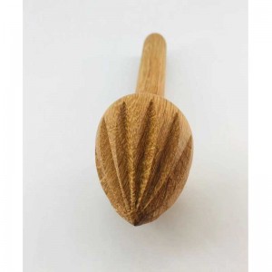 Kézzel készített természetes fából készült gyümölcsös zöldséglevő