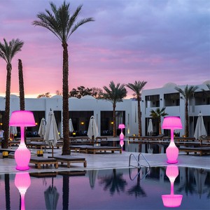 Morden stílusú padló lámpa multolor intelligens hangszóró padló lámpa otthoni álló lámpa akkumulátorral