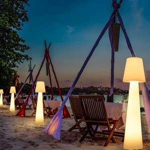 Fesztivál dekoratív polietilén kültéri LED álló állványos lámpa a kerti gyep partihoz és a kültéri rendezvény dekoráció világítás LED -es padlólámpa