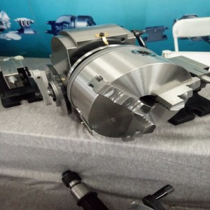 Függőleges és horizontai tárcsa univerzális osztófej