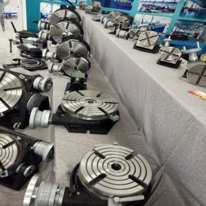 Függőleges és horizontai tárcsa univerzális osztófej