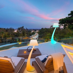 132 cm magas színű LED -es saroklámpa tompítható távirányítóval