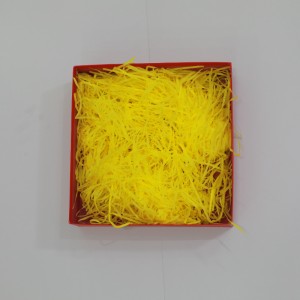 Sárga töltelék ráncos aprított papír