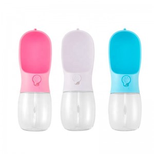 Élelmiszer -minőségű műanyag szivárgásbiztos hordozható kölyökkutya -adagoló kutya vizes palack ivó adagolóval háziállatok számára kültéri séta túrázás utazás