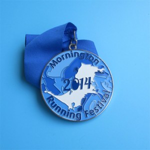Fesztiváldíjak borított fényes ezüst futóérmek