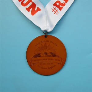 Nyers fa fa faragás selyem szalaggal szép érmekkel