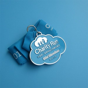 Egyéni medál lágy zománcozott fémportérmek szalaggal eladásra