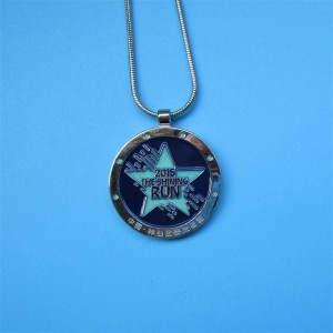 Divattervezés puha zománcozott egyedi medálnyaklánc kitüntetés