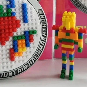 Díj Medal Designs LEGO Medallion Pendant játszik