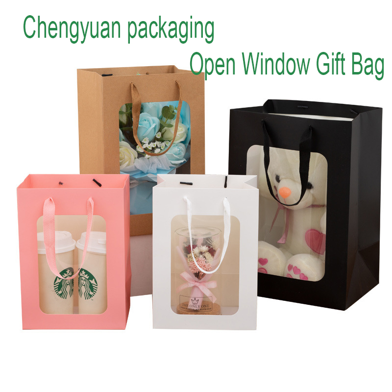 Nyissa meg az ablakos ajándékpapír táskát