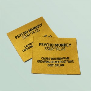 Egyedi színű ruházati címkék