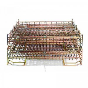 A fém tároló ketrecek egymásra rakása