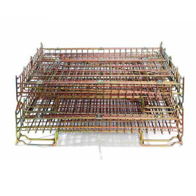 A fém tároló ketrecek egymásra rakása