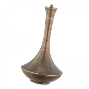 Dekoratív antik vasasztal lámpa anyilvános térben