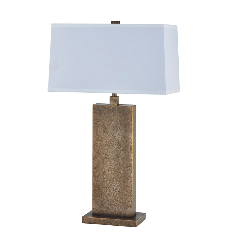 Dekoratív antik vasasztal lámpa anyilvános tér bejáratánál