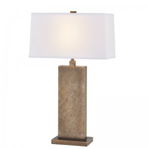 Dekoratív antik vasasztal lámpa anyilvános tér bejáratánál