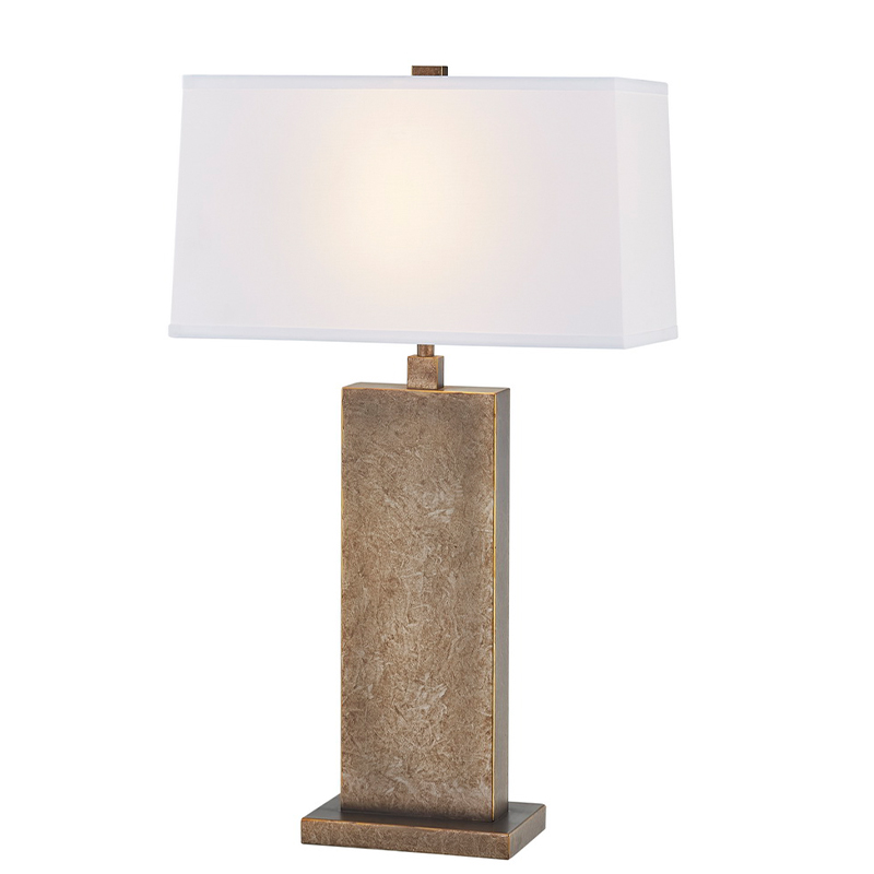 Dekoratív antik vasasztal lámpa anyilvános tér bejáratánál