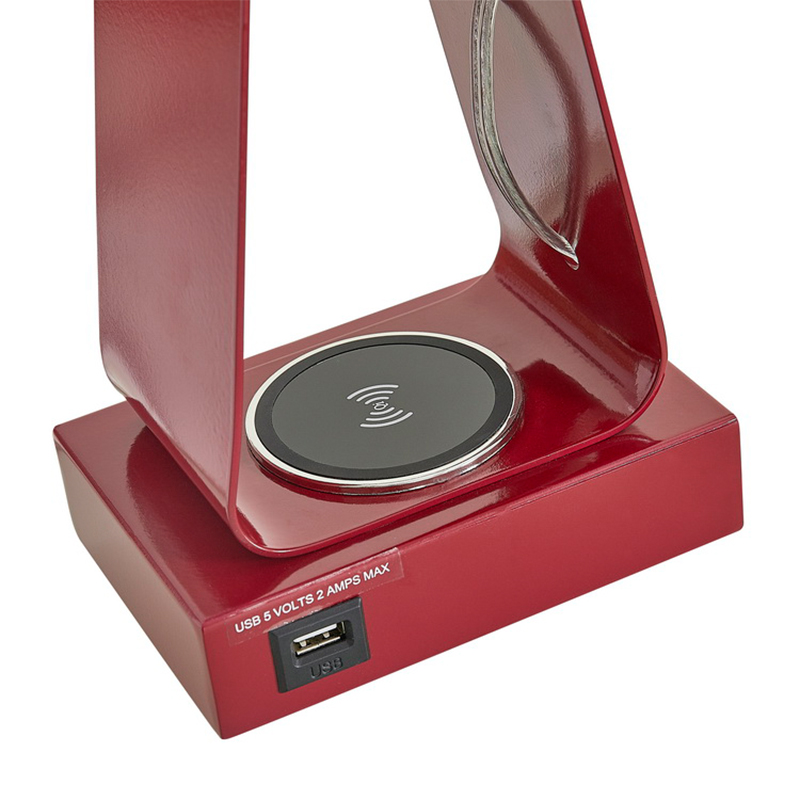 Apró asztali lámpa piros kivitelben, USB töltőport, vezetéknélküli töltőállomás és a/off rocker kapcsoló a vendégszobában