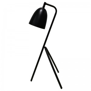 Három lábú asztali lámpa fekete kivitelben és egy/off rocker kapcsolóval a vendégszobában