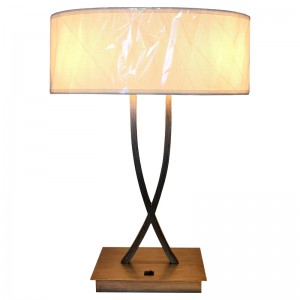 Két könnyű antik ezüst kivitelű asztali lámpa egy/off rocker kapcsolóval a vendégszobában