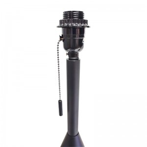 Fekete kivitelű asztali lámpa egy húzási lánc kapcsolóval a vendégszobában