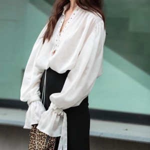 Francia francia fehér hosszú ujjú ing 2023 új, felgyújtott hüvely vékony temperamentum V-nyakú design