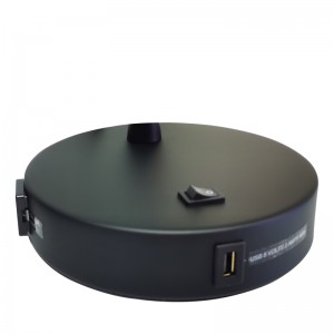 Matt fekete asztali fény egy/off rocker kapcsolóval, egy kényelmes aljzattal és egy USB töltőport a Hotel vendégszobájában