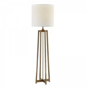 A Hyatt Hotel kanapéja a padló lámpa mellett antik arany kivitelben a vendégszobában