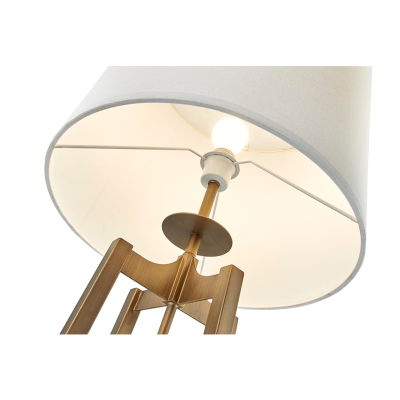 A Hyatt Hotel kanapéja a padló lámpa mellett antik arany kivitelben a vendégszobában