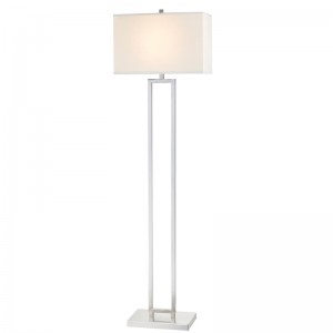 Marriott Hotel kanapéja a padló lámpája, szálcsiszoltnikkel kivitel a vendégszobában