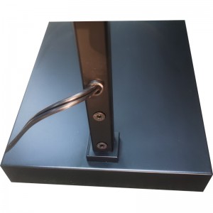 Waterwalk Hotel padlólámpa matt fekete kivitelben a kanapén, a vendégszobában