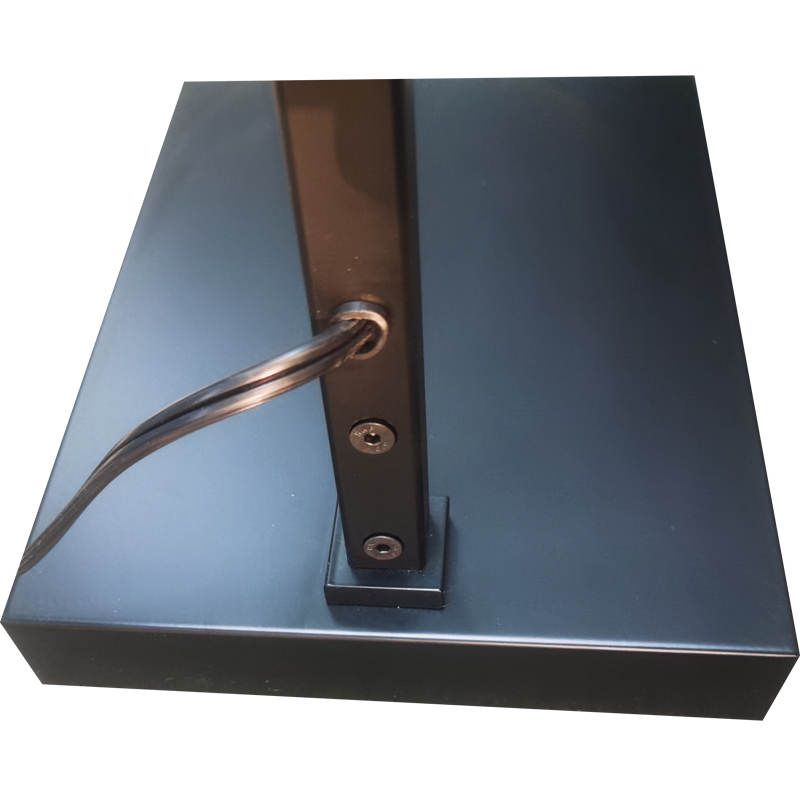 Waterwalk Hotel padlólámpa matt fekete kivitelben a kanapén, a vendégszobában