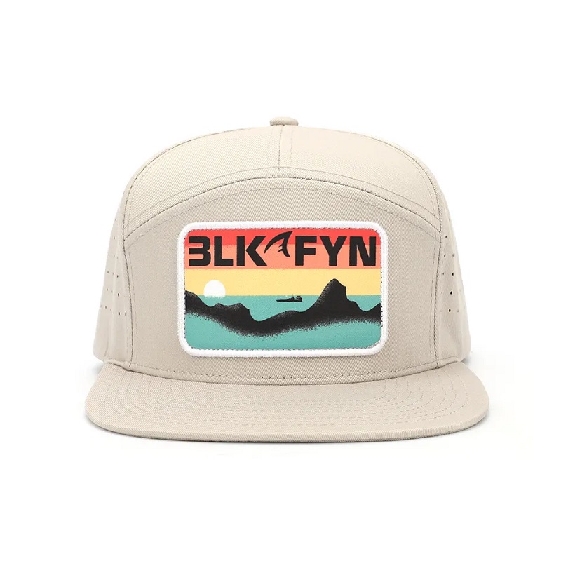 Nagykereskedelmi egyedi kiváló minőségű 7 panel lapos karimásnyomtatott logó logo luxus snapback sapkák, lézerrel vágott lyuk perforált férfi kalap