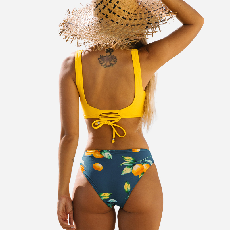 Sárga tekercselés elülső&virágmintásnyakkendő oldal bikini szett