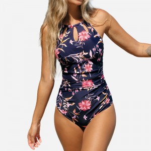 Gazdag virágkivágásinyakkendő egy darab fürdőruhát