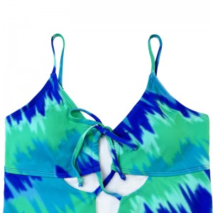 Karcsúnyomtatott egyrészes fürdőruhát türkizkékkel kivágott hevederrel