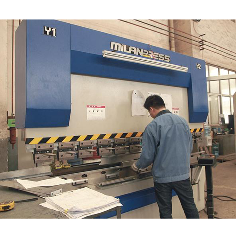 Miért tekintik a fémlemez hajlítását az egyik legegyszerűbb, mégis kihívást jelentő készségnek a mester elsajátításához