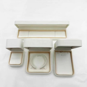 Testreszabott bőr luxus karkötőnyaklánc fülbevalók gyűrűs doboz csomagolási ékszer doboz