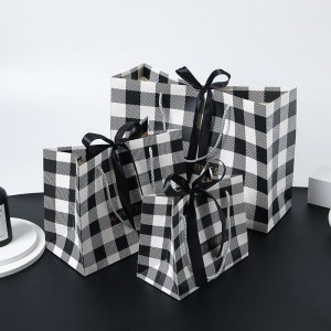 Elegáns kockás Kraft ajándéktáska